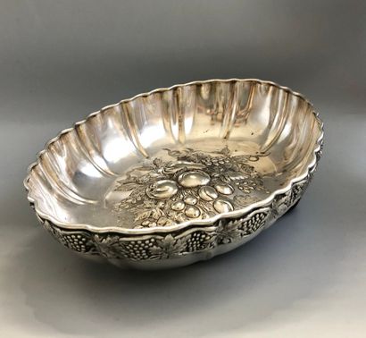 Coupe ovale en métal argenté, le fond décoré...