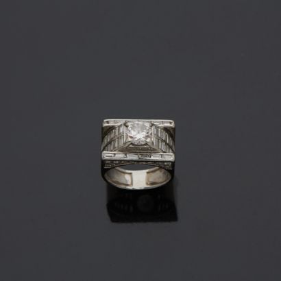 
Bague moderniste géométrique en platine...