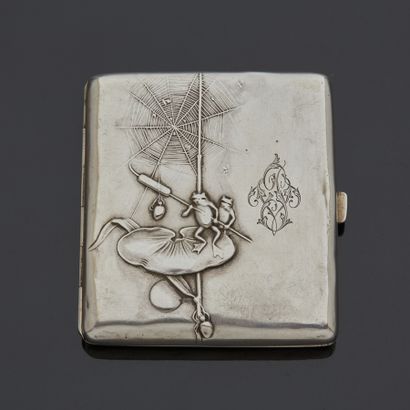 Etui à cigarette en argent (800 millièmes)...