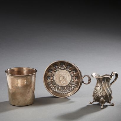 Trois objets en argent dont: tasse à vin,...