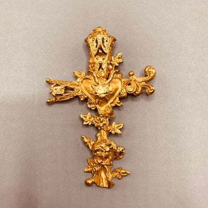 
Christian LACROIX

Croix en métal doré signée...