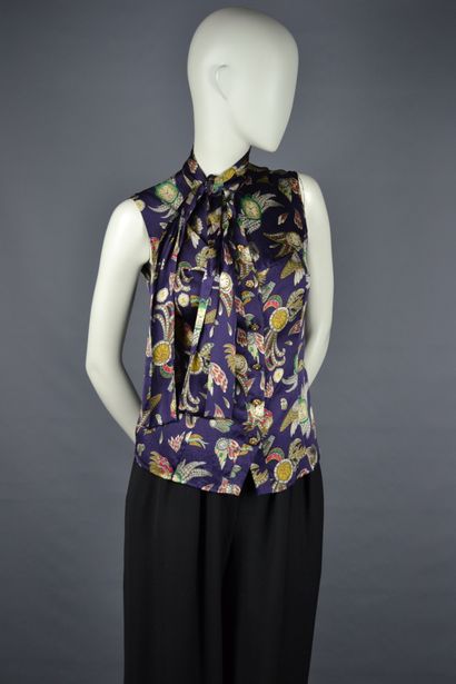 CHANEL

Blouse sans manche en soie à motifs...