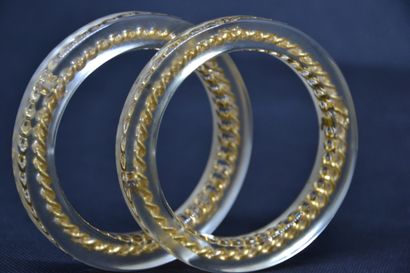 *CHANEL

- Deux bracelets en résine transparente...
