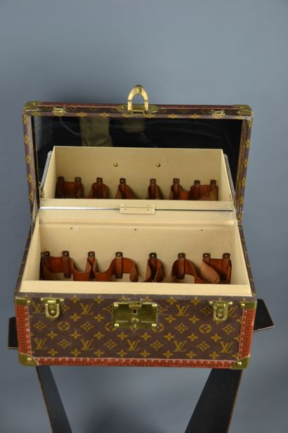 Louis VUITTON

Vanity case rigide en toile...