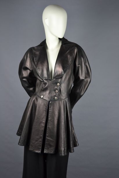 ALAIA Paris

Long jacket in black leather,...
