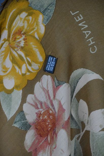 CHANEL

Etole en cachemire et soie à motifs...