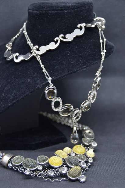 Lot de trois colliers : 

- Collier en métal...