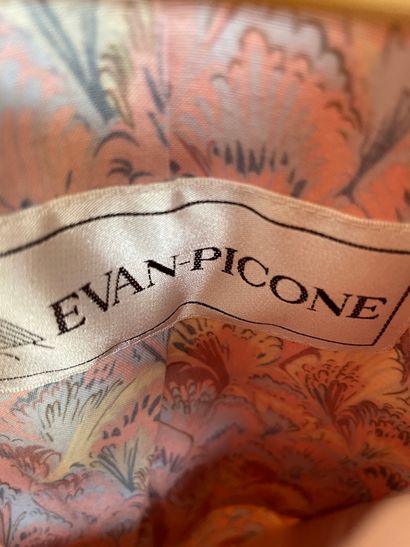 Lot of clothes including :

DEVERNOIS

-...