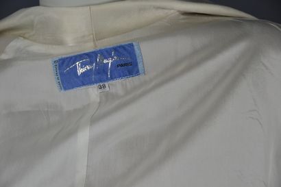 Thierry MUGLER Paris

Veste longue couleur...