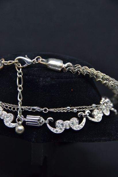 Lot de trois colliers : 

- Collier en métal...