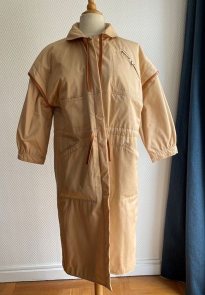 COURREGES Paris

Long coat in sand cotton...