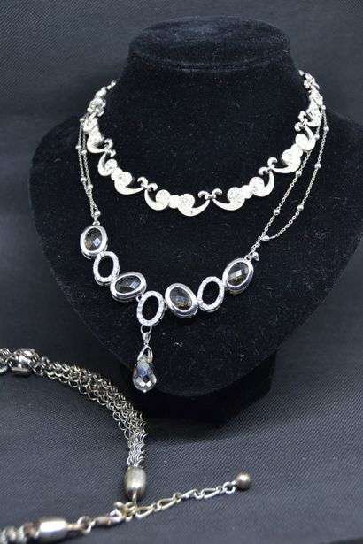 Lot de trois colliers : 

- Collier en métal...