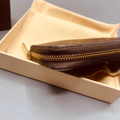 Louis VUITTON Paris

Monogram leather wallet,...