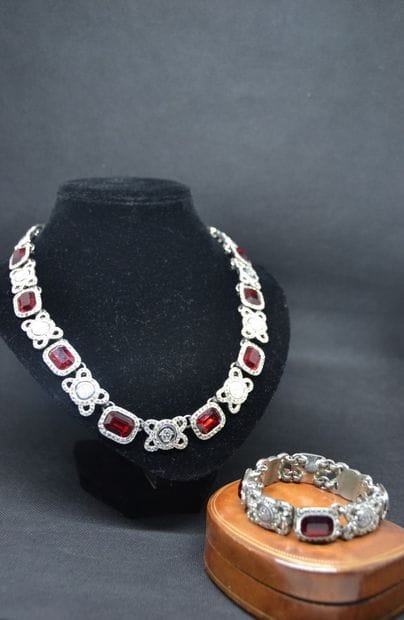 *VERSACE

Parure comportant un collier et...