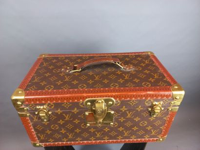 Louis VUITTON

Vanity case rigide en toile...