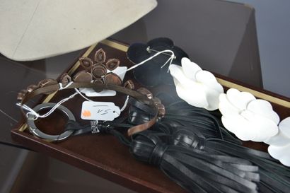 *Lot d'objets divers dont 

CHANEL

- Quatre...