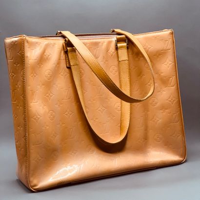 Louis VUITTON

Bag patent leather orange...