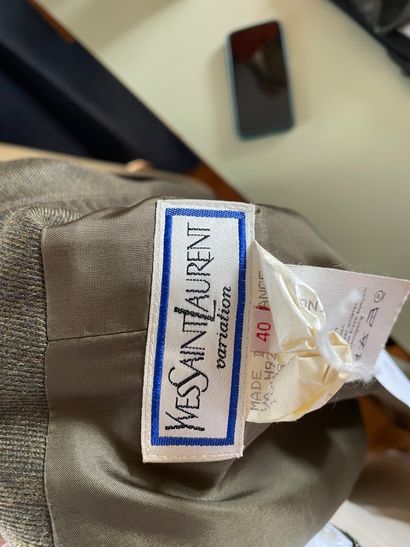 Yves SAINT LAURENT Variation 

Tailleur en...
