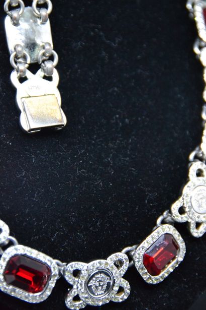 *VERSACE

Parure comportant un collier et...