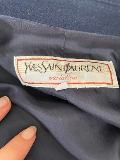 Yves SAINT LAURENT VARIATION

Veste croisée...