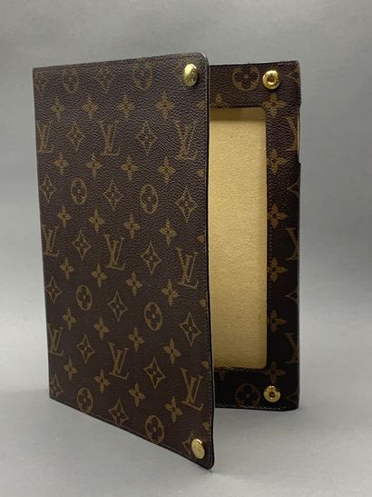 
Louis VUITTON Paris

Ipad case in monogram...