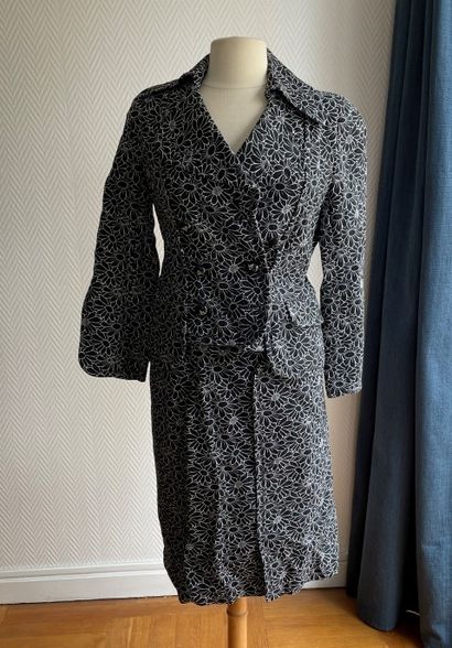 Jean-Louis SCHERRER Boutique

Ensemble composé...
