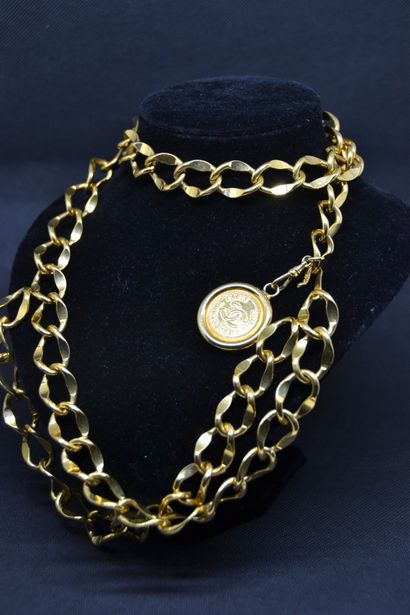 *CHANEL

Ceinture en métal doré, maille en...