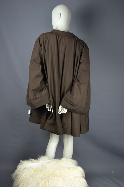 *Veste cape à large col en coton marron.

On...