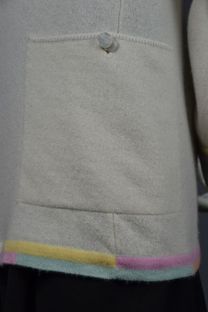 CHANEL

Pull en cachemire beige clair, dos...