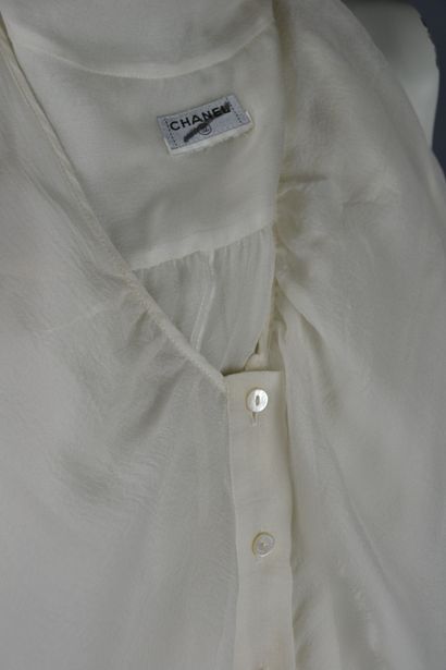 CHANEL

Blouse sans manche en mousseline...