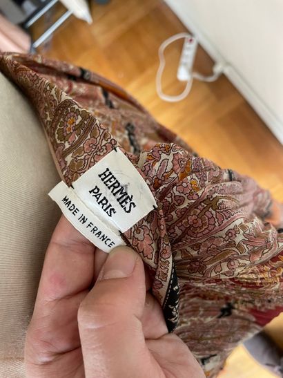 HERMES Paris 

Jupe mi longue plissée à motifs...