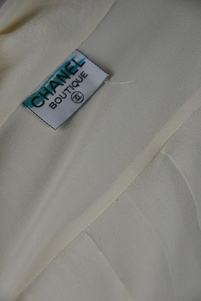 CHANEL

Blouse croisée en crêpe de soie et...