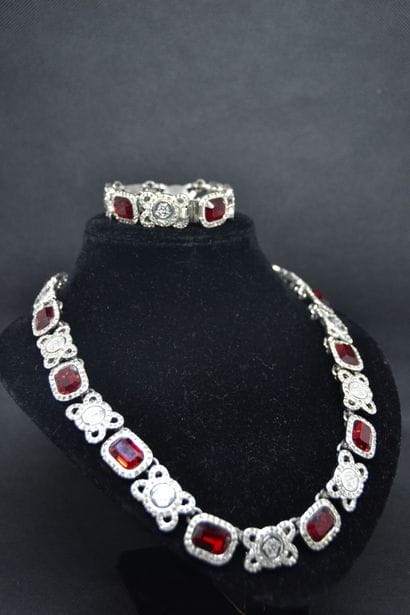 *VERSACE

Parure comportant un collier et...