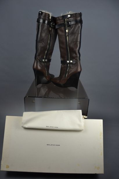 *BALENCIAGA

Bottes fourrées en agneau marron,...