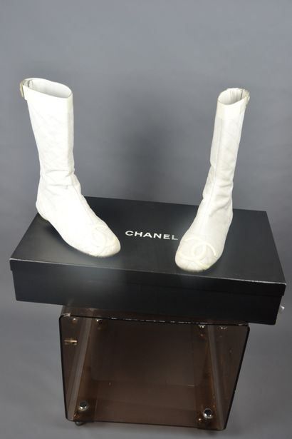 *CHANEL

Pair of mid-zip boots in white leather...