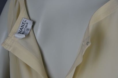 CHANEL

Débardeur en soie crème, bouton en...