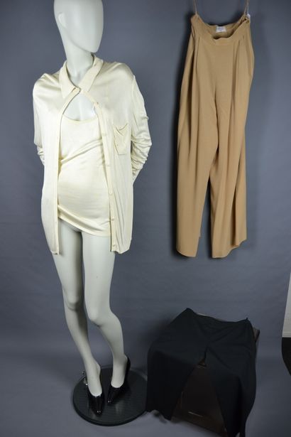 *CHANEL

Lot de vêtements dont : 

- Gilet...