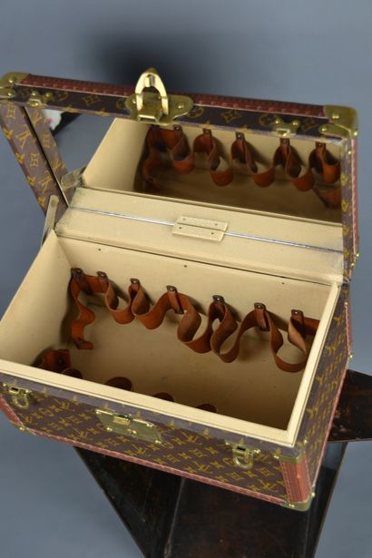 Louis VUITTON

Vanity case rigide en toile...
