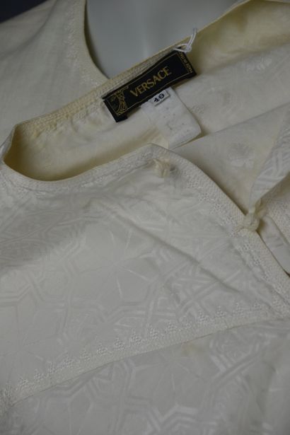 *VERSACE

Lot de vêtements dont : 

- Tunique...