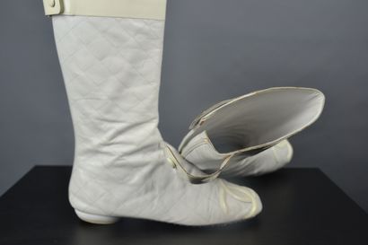 *CHANEL

Pair of mid-zip boots in white leather...