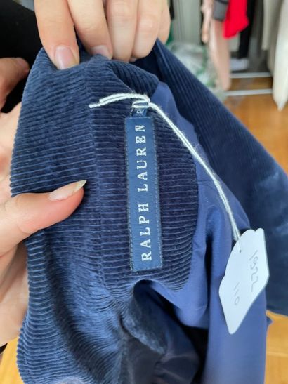Lot of clothes including :

COUNTRY CASUAL

-...