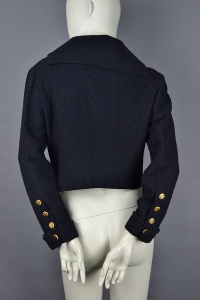 *CHANEL

Short jacket in navy blue wool bouclette...