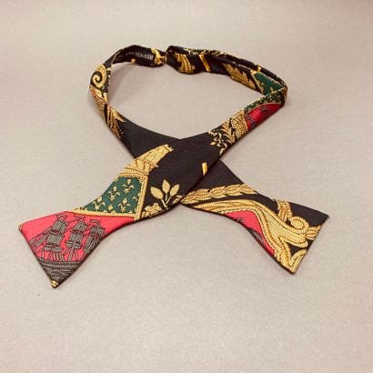 HERMES Paris

Lot of ties and bow tie :

-...