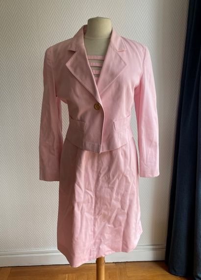 Guy LAROCHE 

Ensemble rose clair composé...