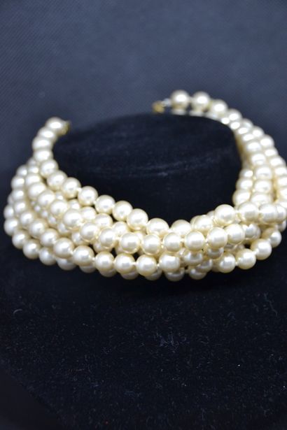 *CHANEL

Collier de chien multirang de perles...