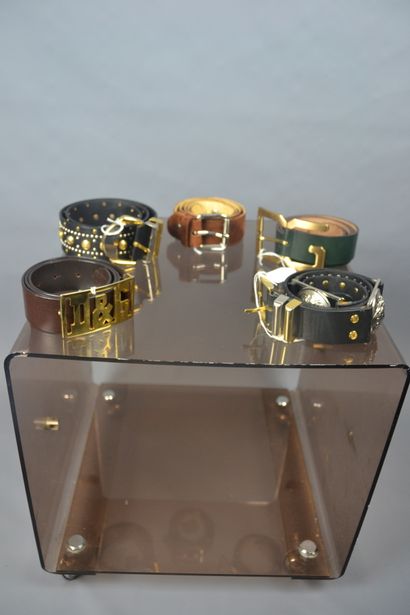 *Lot de ceintures diverses dont : 

VERSACE

-...