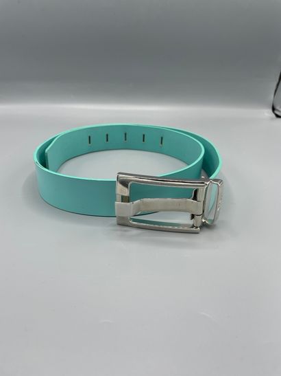 Lot of belts including :

VERSACE Jean's...