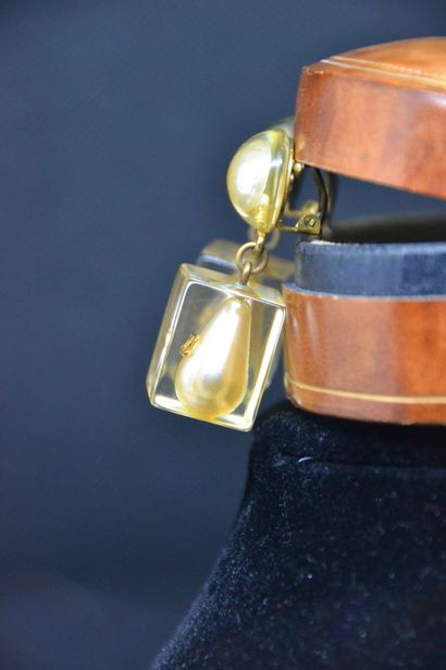 *CHANEL

Paire de clips d'oreilles, modèle...