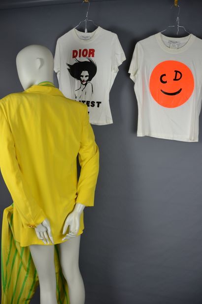 *Lot de vêtements dont :

DIOR

- Deux tee...