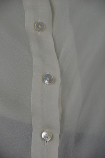 CHANEL

Blouse sans manche en mousseline...
